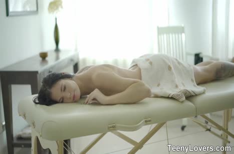 Молодая Lovenia Lux испытала смачный порно массаж на кушетке